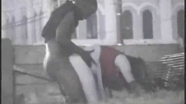 Lesbo caliente se hermanos latinos follando folla entre sí con correa en consolador