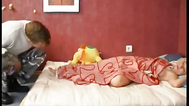 Vídeo de Getting Head in the porrno latino Guest House protagonizado por Kat Dior - Mo