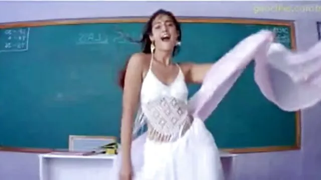 MILF amante del coño monta una polla adolescente en trío latinos gay follando