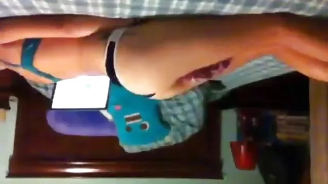 Madrastra lesbiana lamiendo videos de latinos gays el coño durante la educación sexual