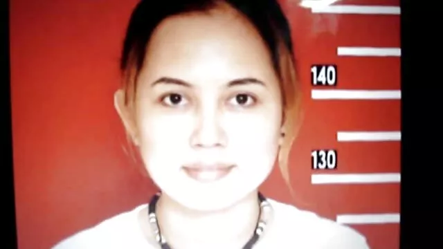 Tres pasteles de cutie en medias de nylon follan con los dedos en la pprno latino cama