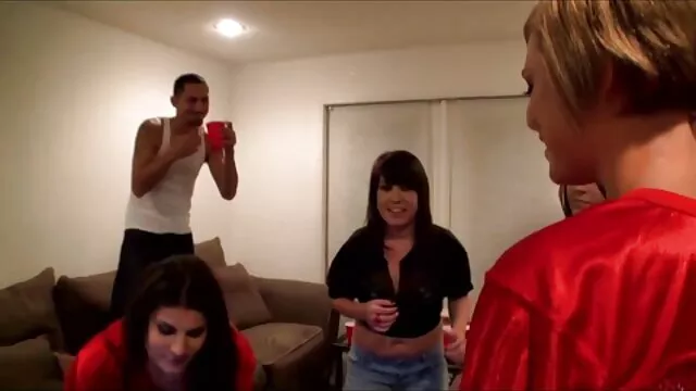 Nena árabe juega ante xxx peliculas en español latino la cámara