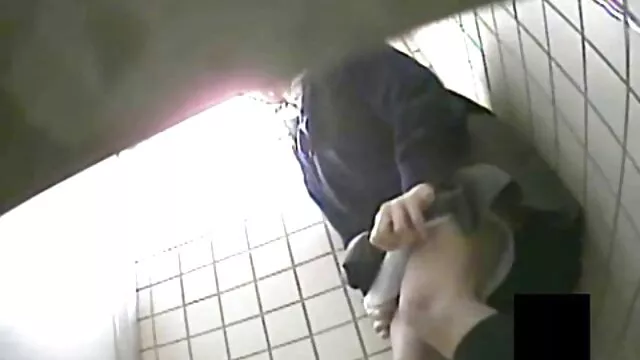 Nena pervertida disfruta follando petardas latino con su masajista cachonda en la mesa