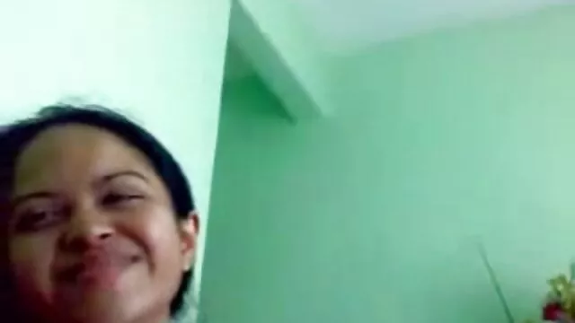 Julie ama la masturbación porno castellano latino con consolador