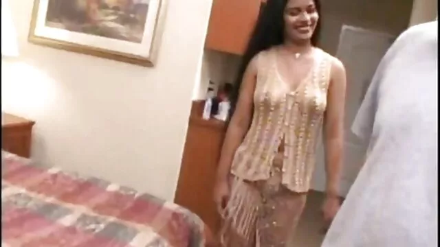 Mofos - Cintas sexuales latinas - Sweet Curves protagonizada por Paris Swee latinaslesbianas