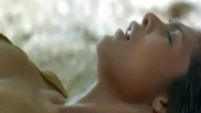 Morena digitación en pornoespañol latino cama