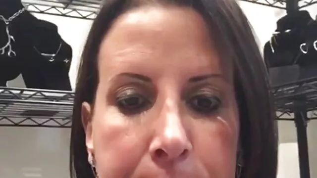 Kinky Kaylee se mete los sex gay bi latin dedos en el coño