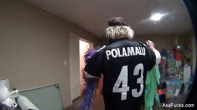 MILF peliculasxxxlatinas masturbación con la mano con sexy uñas largas