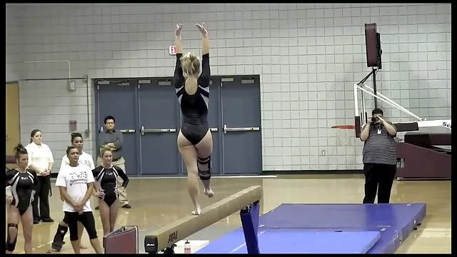 Rubia con curvas en medias es bombeada en todas las orgia gay latinos posiciones en la cama